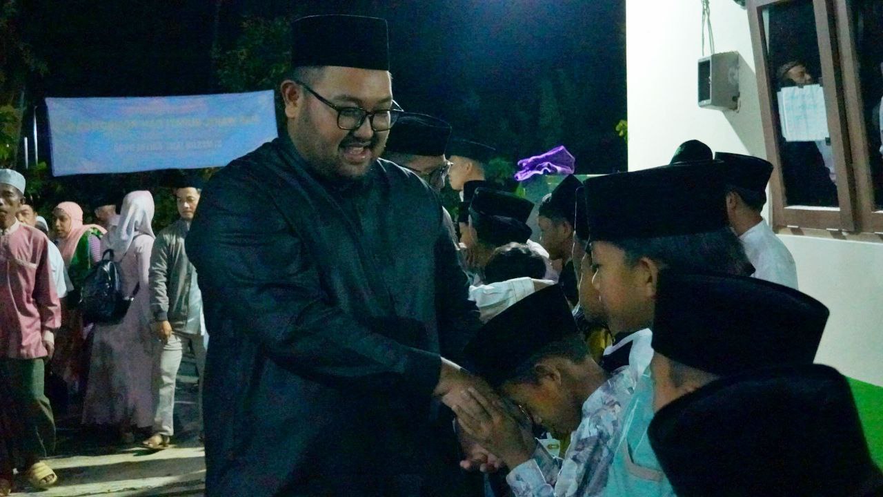 Taraweh Keliling di Karangjambu, Wabup Dimas : Akses Jalan Akan Diperbaiki