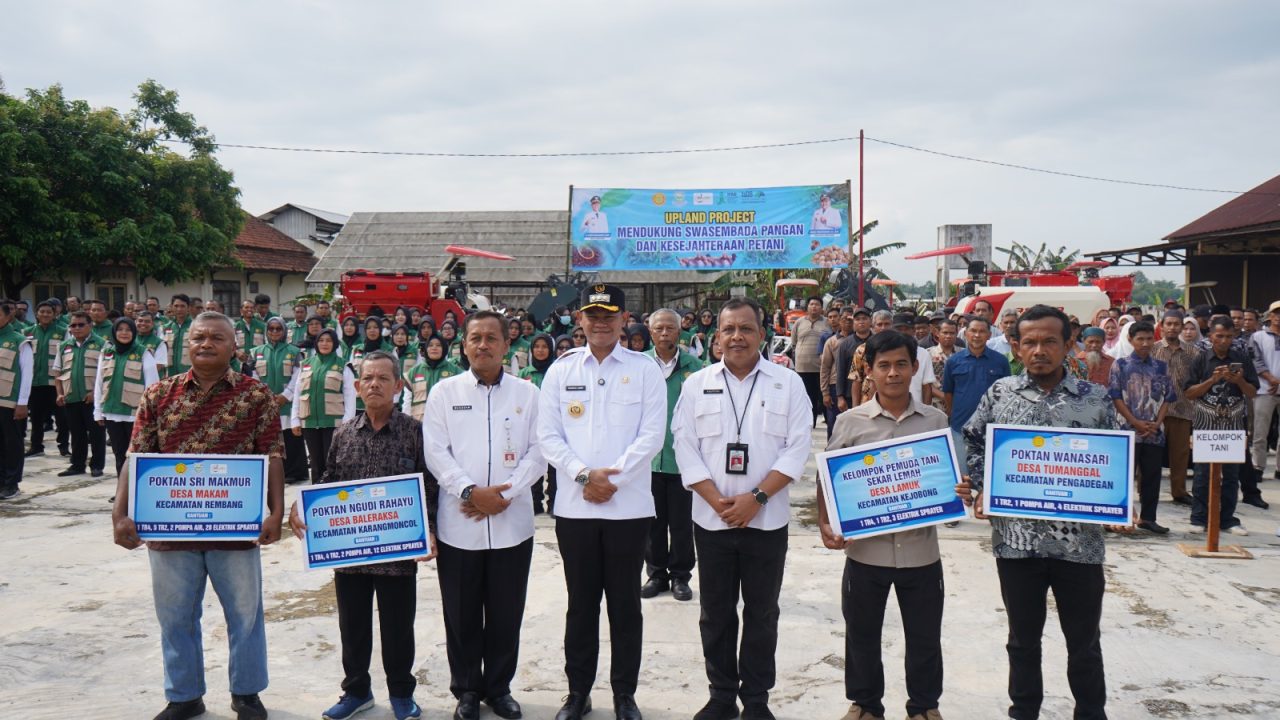 Bupati Fahmi Serahkan Traktor dan Alsintan, Dorong Pertanian Modern di Purbalingga