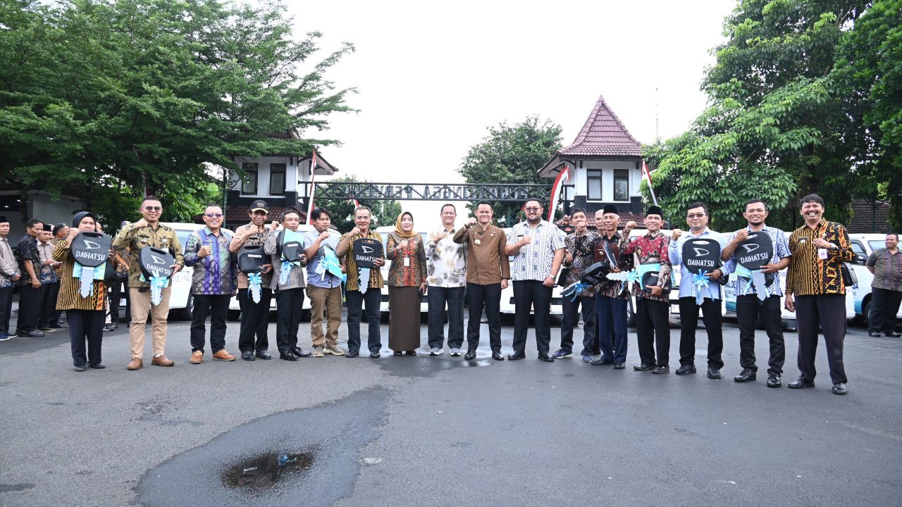 Salurkan Hibah Kendaraan Operasional, Bupati Fahmi Bertahap Realisasikan Program Satu Desa Satu Mobil