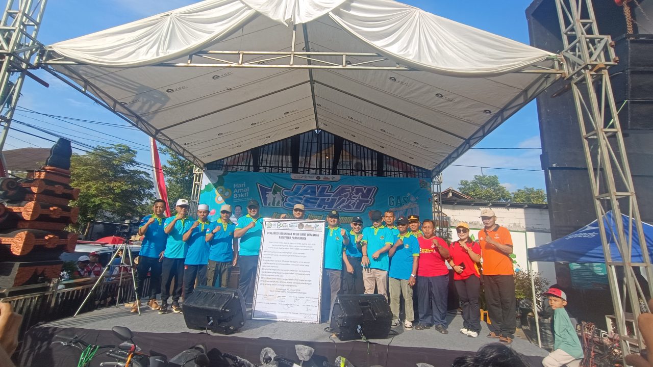 TUTUP PERINGATAN HAB KE 80, KEMENAG PURBALINGGA GELAR JALAN SEHAT KERUKUNAN DAN BAGI 5000 BIBIT POHON